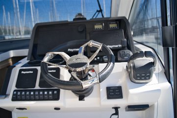 Navigacijska elektronika Raymarine ploter i instrumenti motora pregledno raspoređeni na kontrolnoj ploči.