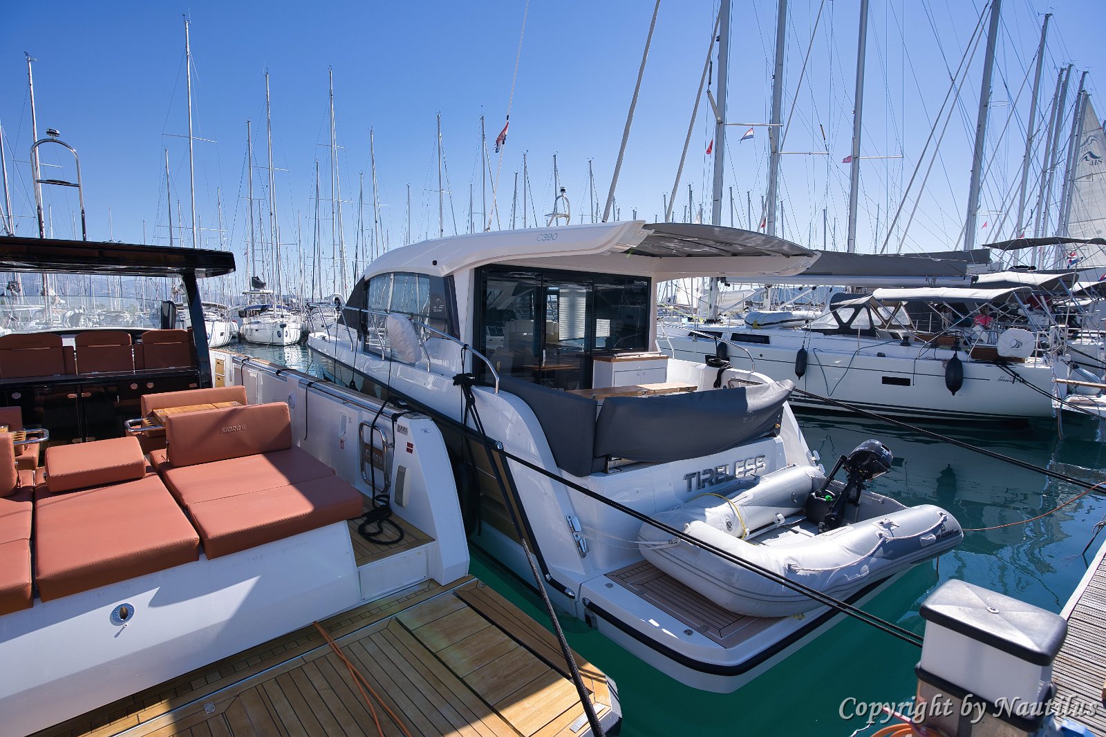 Base Charter Kastela - Vista di poppa Facile accesso al mare tramite la piattaforma. 'Tireless' è in posizione perfetta per esplorare Spalato.