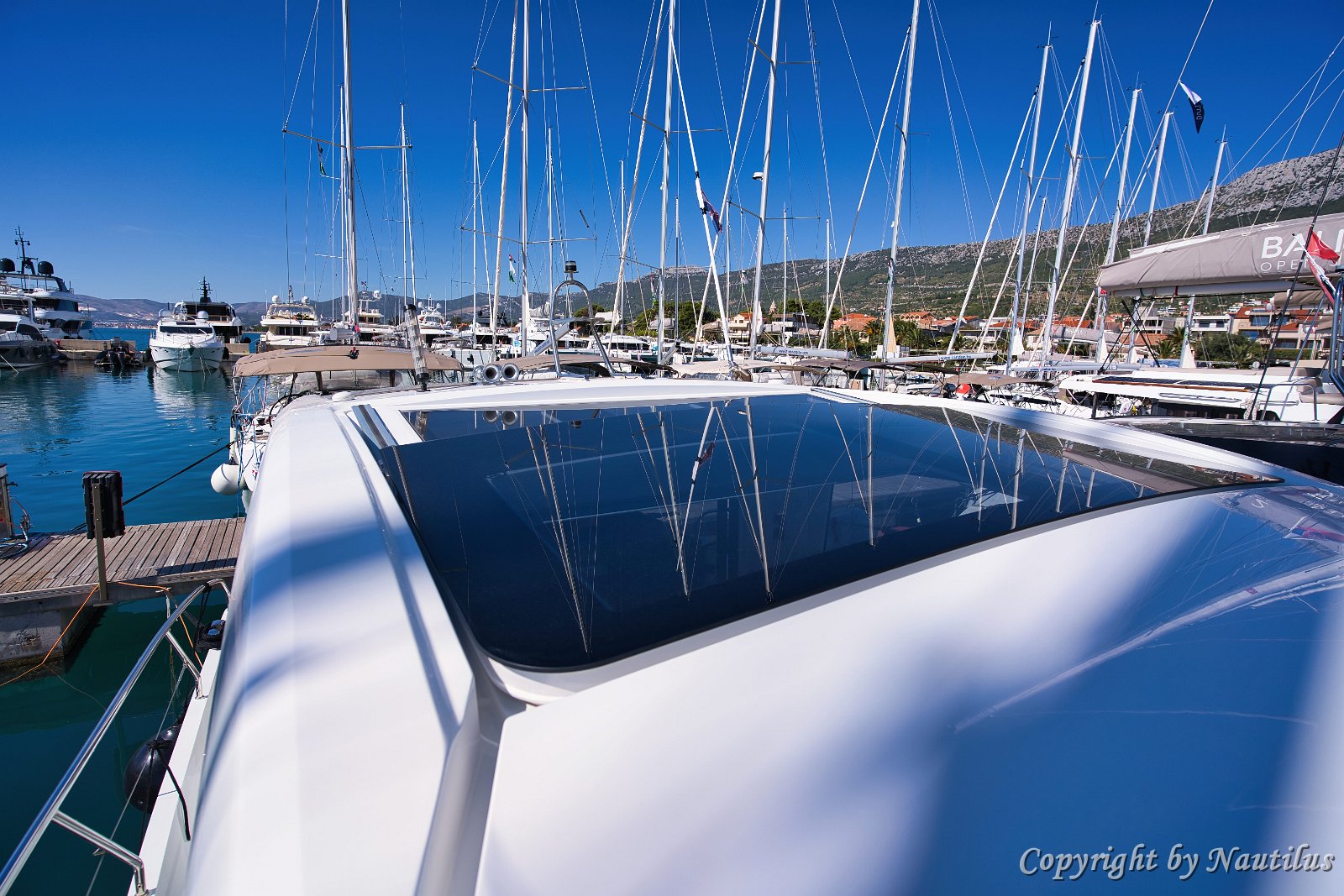 Tettuccio apribile elettrico e vista Il Sealine C390 dispone di un grande tetto in vetro apribile, trasformando il salone in uno spazio all'aperto.