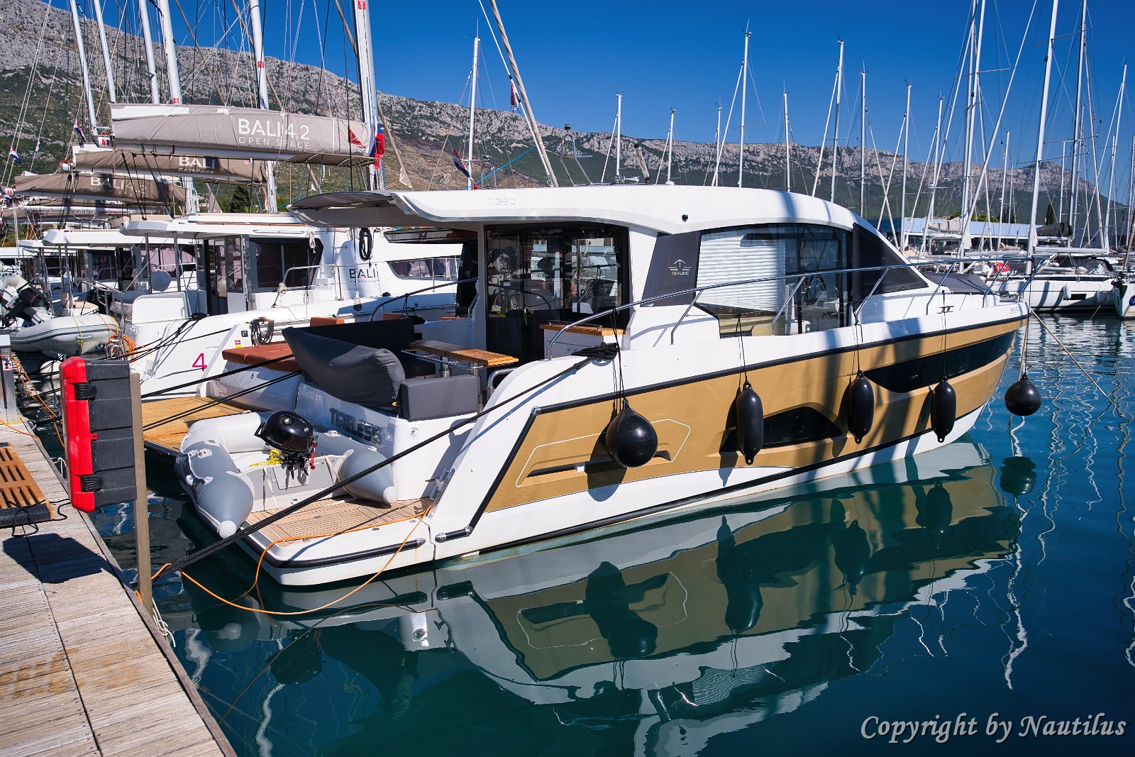 Pronti per l'avventura - Yacht Tireless Vista di poppa del Sealine C390 'Tireless', combinazione di stile, comfort e prestazioni.