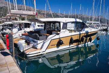 Pronti per l'avventura - Yacht Tireless Vista di poppa del Sealine C390 'Tireless', combinazione di stile, comfort e prestazioni.