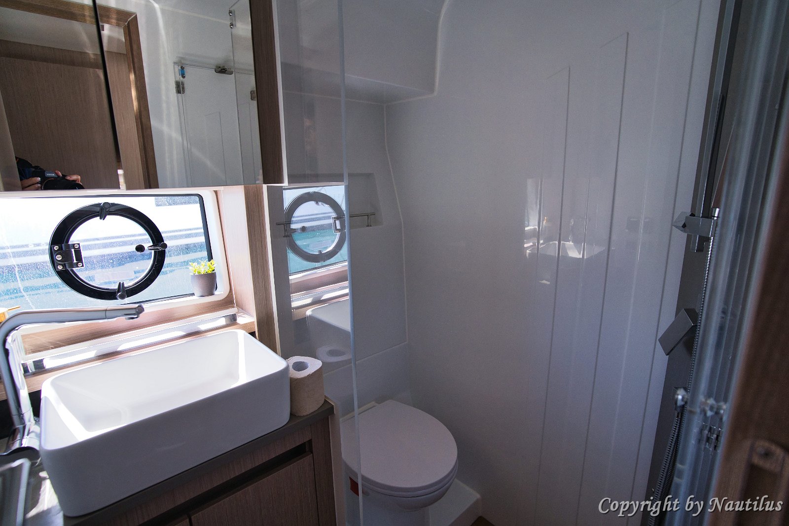 Design del bagno Bagno moderno con lavabo elegante, stivaggio e WC elettrico.