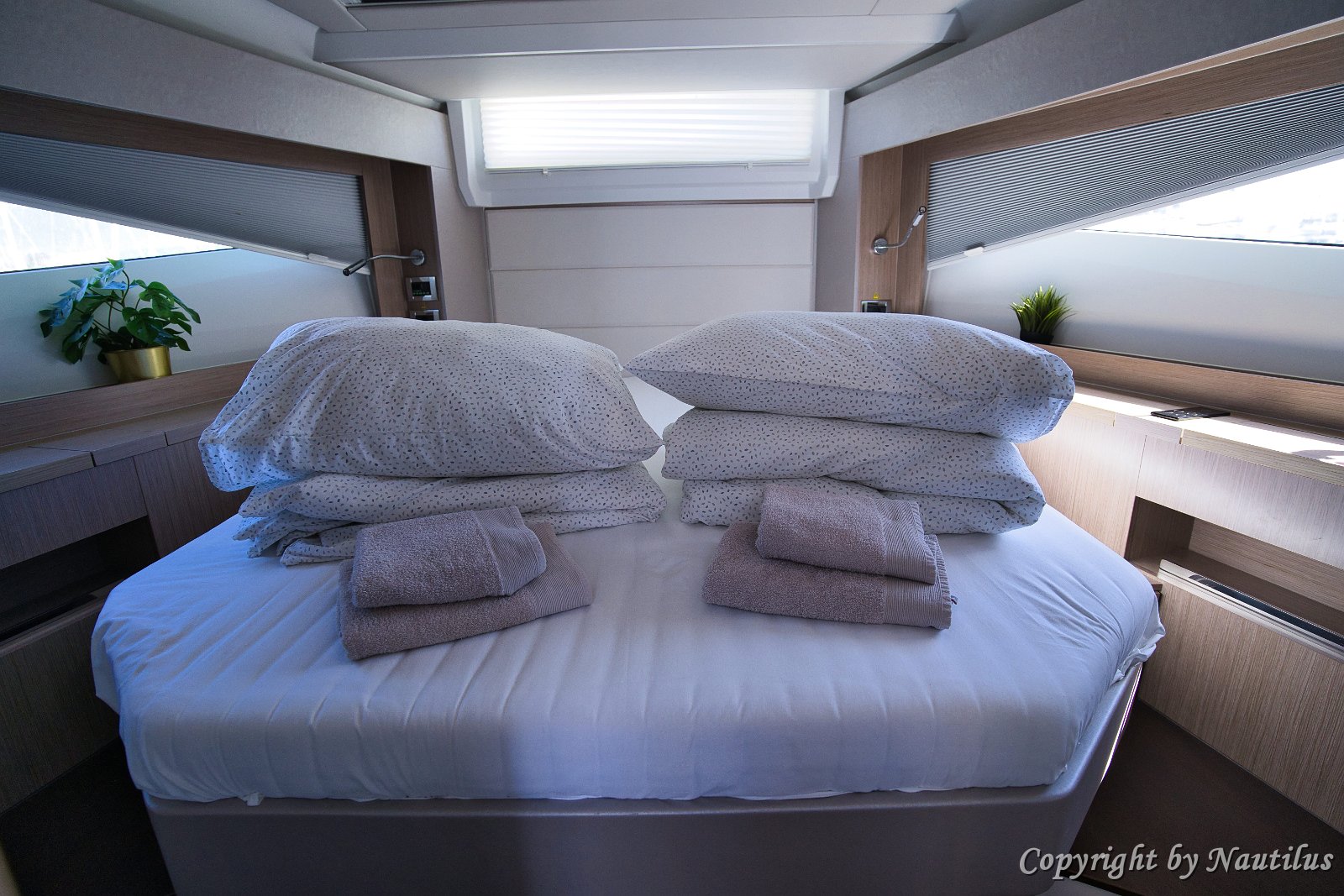 Comfort e dettagli del letto principale Materasso di alta qualità e materiali premium assicurano un sonno riposante nella suite.