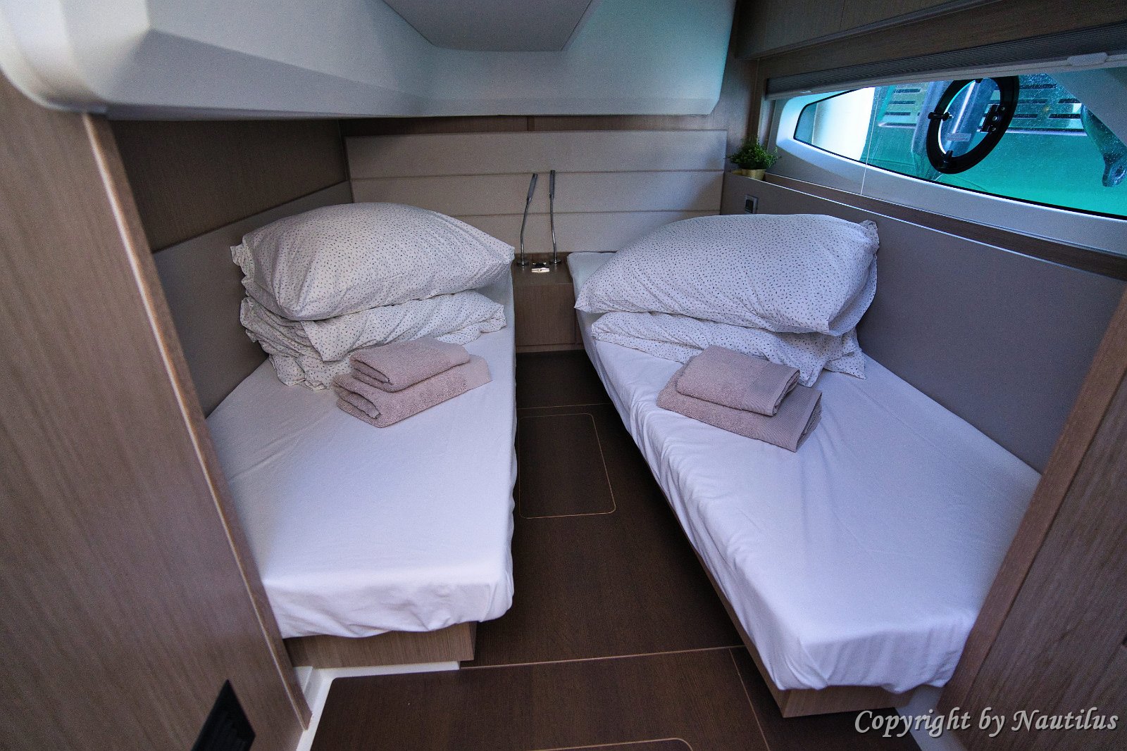 Alloggio ospiti Sealine C390 Design luminoso della cabina ospiti con oblò apribili per la fresca brezza marina.