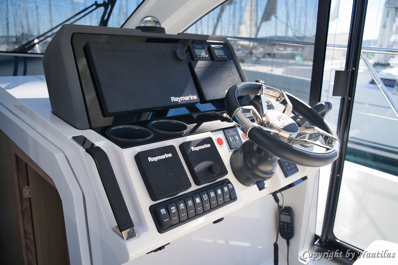 Panoramica cruscotto La tecnologia moderna incontra la facilità d'uso alla guida del Sealine C390.