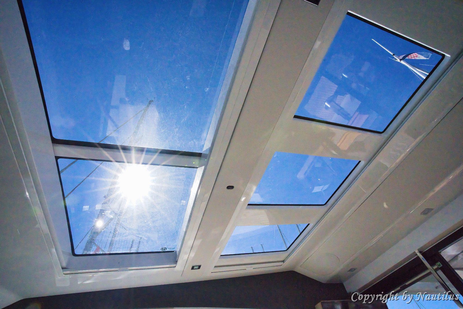 Vista cielo dal salone Sealine C390 Il tetto apribile trasforma il salone chiuso in uno spazio abitativo all'aperto.