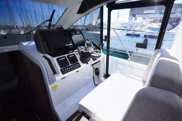 Postazione di guida e visibilità Timoneria ergonomica con eccellente visibilità per lo skipper.