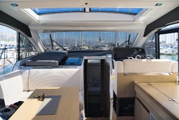 Tettuccio apribile elettrico Premendo un pulsante, il grande tetto in vetro si apre per far entrare sole e brezza.