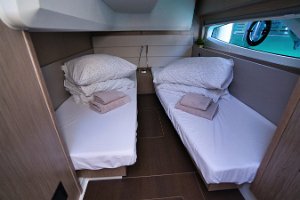 sealine-c390-interior-011