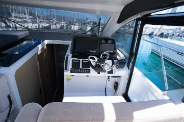 Sliding Side Door A key feature of the C390: instant access from the helm to the side deck for easy docking.