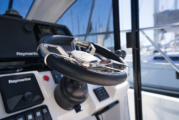 Helm Details Precision controls including bow thruster and throttle levers at your fingertips.