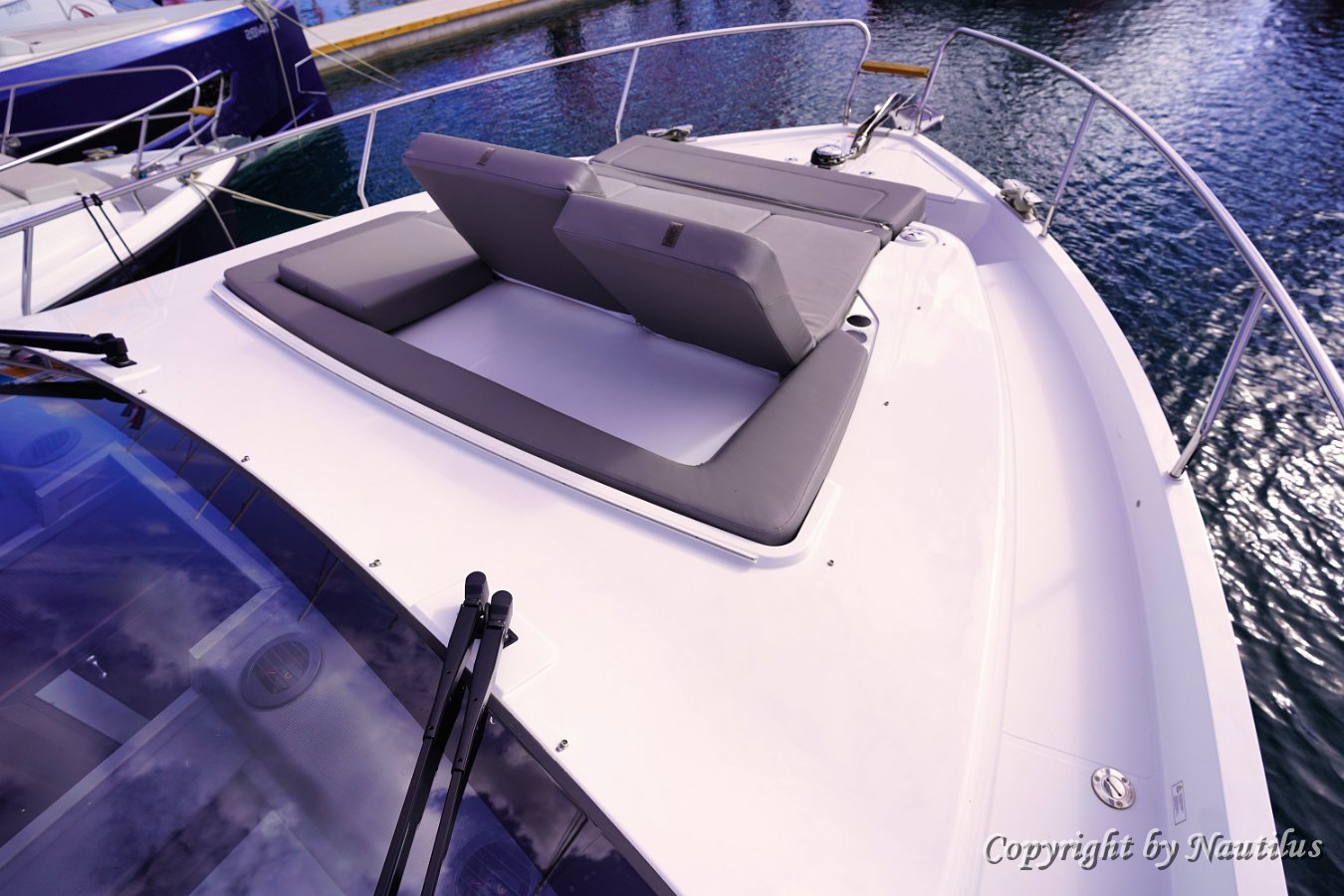 Sonnenbaden auf der Sealine F430 Große Sonnenpolster auf dem Vorschiff zum Entspannen.