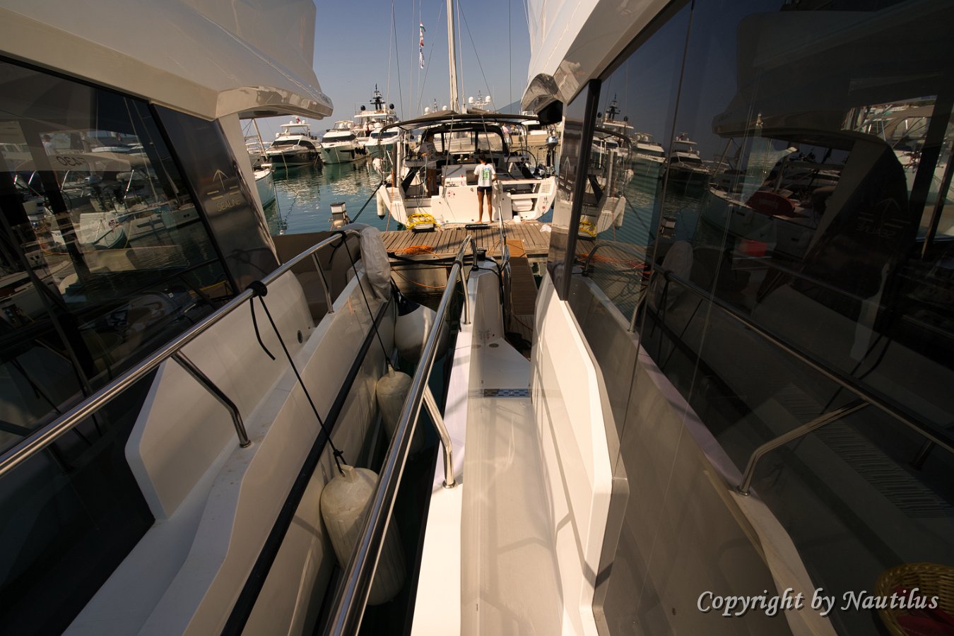 Sealine F430 Heck-Cockpit Geräumiger Sitzbereich im Cockpit, perfekt für Dinner im Freien auf der "Grace II".