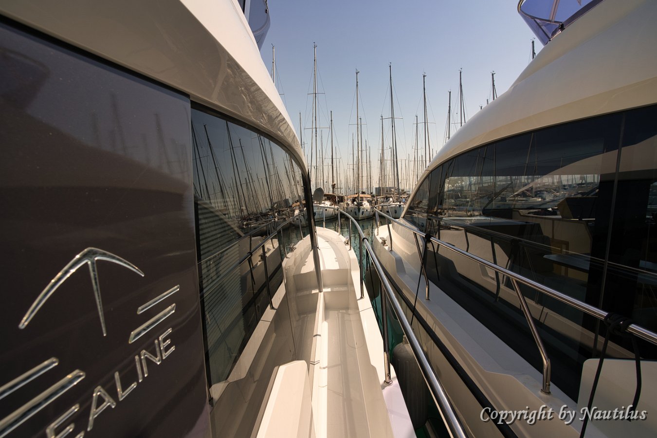 Seitendeck Steuerbord Breites und sicheres Laufdeck vom Cockpit zum Bug.