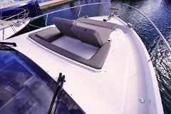 Sonnenbaden auf der Sealine F430 Große Sonnenpolster auf dem Vorschiff zum Entspannen.