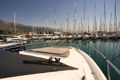 Sealine F430 Charter Kroatien Blick auf den komfortablen Bugbereich und die Marina.