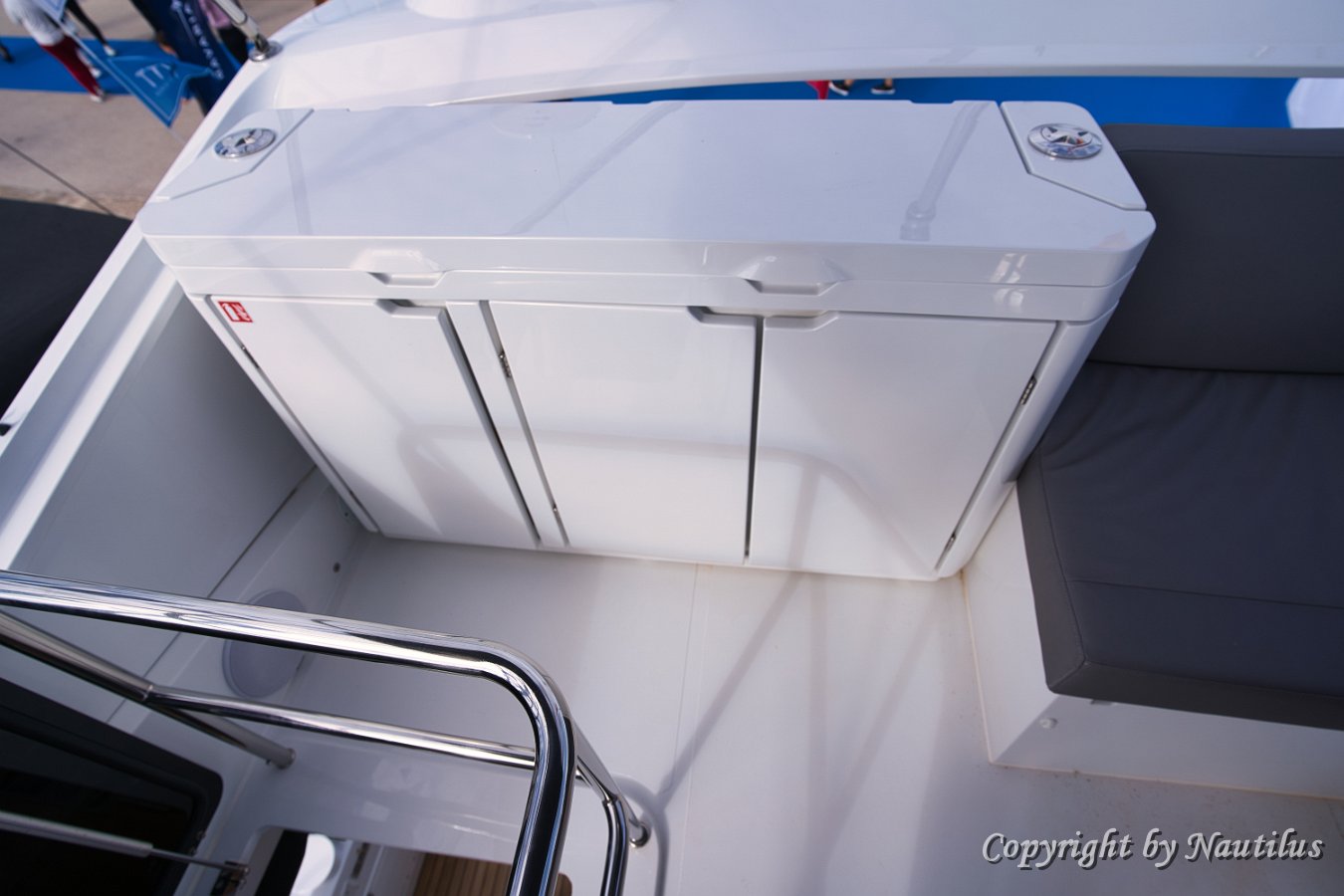 Flybridge Wetbar Ausgestattet mit Kühlschrank und Waschbecken für kühle Drinks.