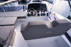 Entspannung auf der Motorjacht Komfortable U-Sitzgruppe auf der Flybridge mit Adria-Briese.