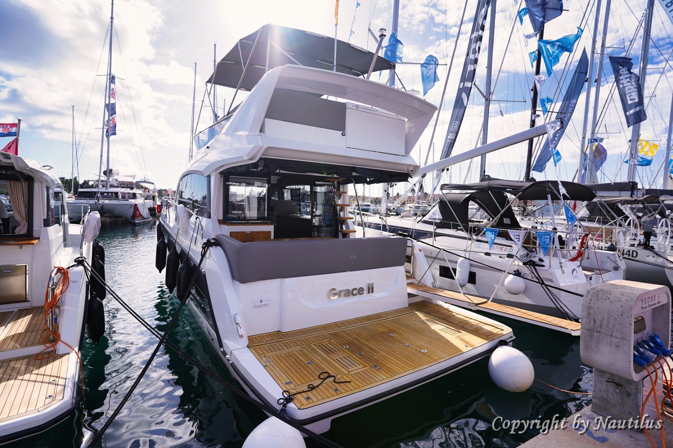 Sealine F430 Heckansicht Der großzügige Heckbereich der "Grace II", bereit zum Auslaufen.