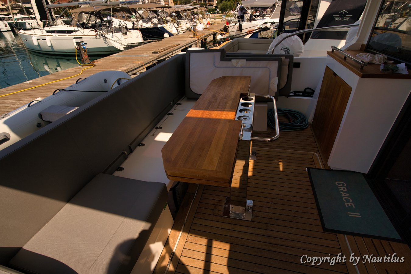 Sealine F430 Cockpit Essbereich Die L-förmige Sitzbank verbindet die Badeplattform mit dem Salon.