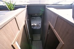 Zugang zum Unterdeck Treppe vom Salon zu den privaten Schlafräumen.