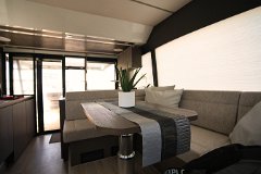 Sealine F430 Interieur Design Komfortable Sofas und ein verstellbarer Tisch machen den Salon zum perfekten Essbereich.