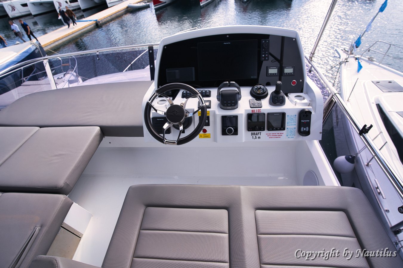 Flybridge komandna ploča Moderni navigacijski instrumenti na gornjoj palubi "Grace II".