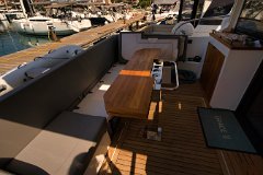 Blagovaonica u kokpitu Kutna garnitura u kokpitu neprimjetno povezuje platformu sa salonom.