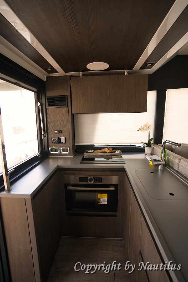 Potpuno opremljena kuhinja - Sealine F430 Funkcionalna kuhinja s puno prostora i vrhunskim uređajima na Sealine F430.