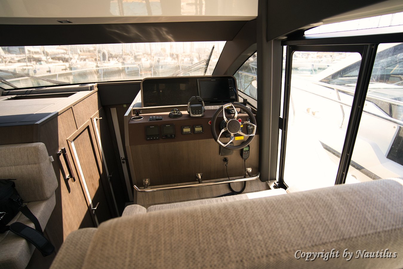 Unutarnje kormilo Ergonomski dizajnirana konzola s izvrsnom preglednošću za sigurnu plovidbu.