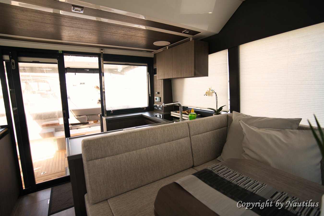 Sealine F430 Open Space Salon Velika staklena vrata spajaju unutrašnjost s krmenim kokpitom u jedan prostor.