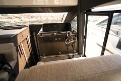 Unutarnje kormilo Ergonomski dizajnirana konzola s izvrsnom preglednošću za sigurnu plovidbu.