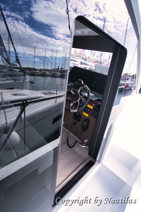 Porta Laterale Timoneria Comoda porta scorrevole per l'accesso diretto dalla timoneria al passavanti.