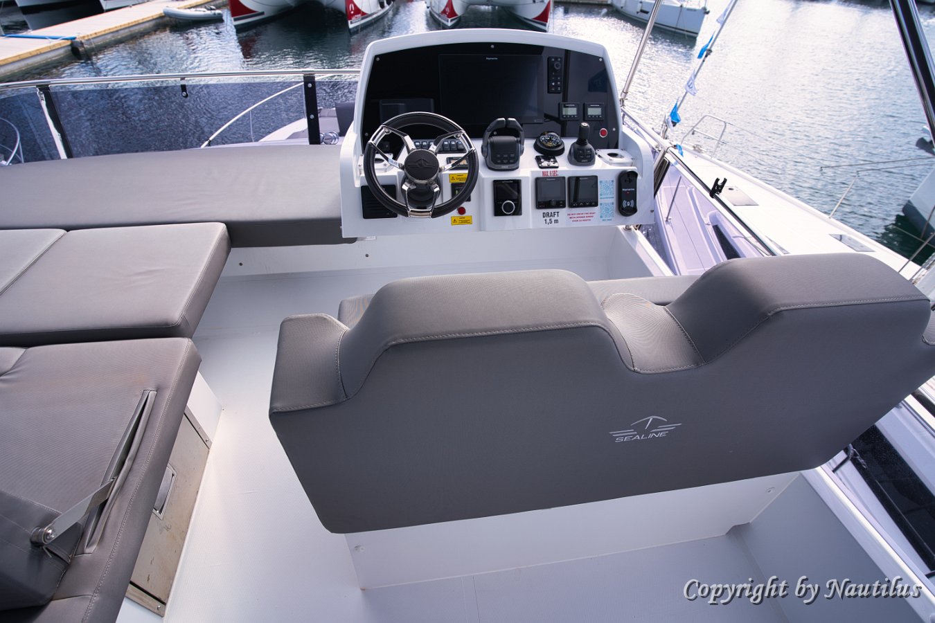 Relax sullo Yacht a Motore Sealine F430 Comodo divano a U sul flybridge, godendosi la brezza dell'Adriatico.