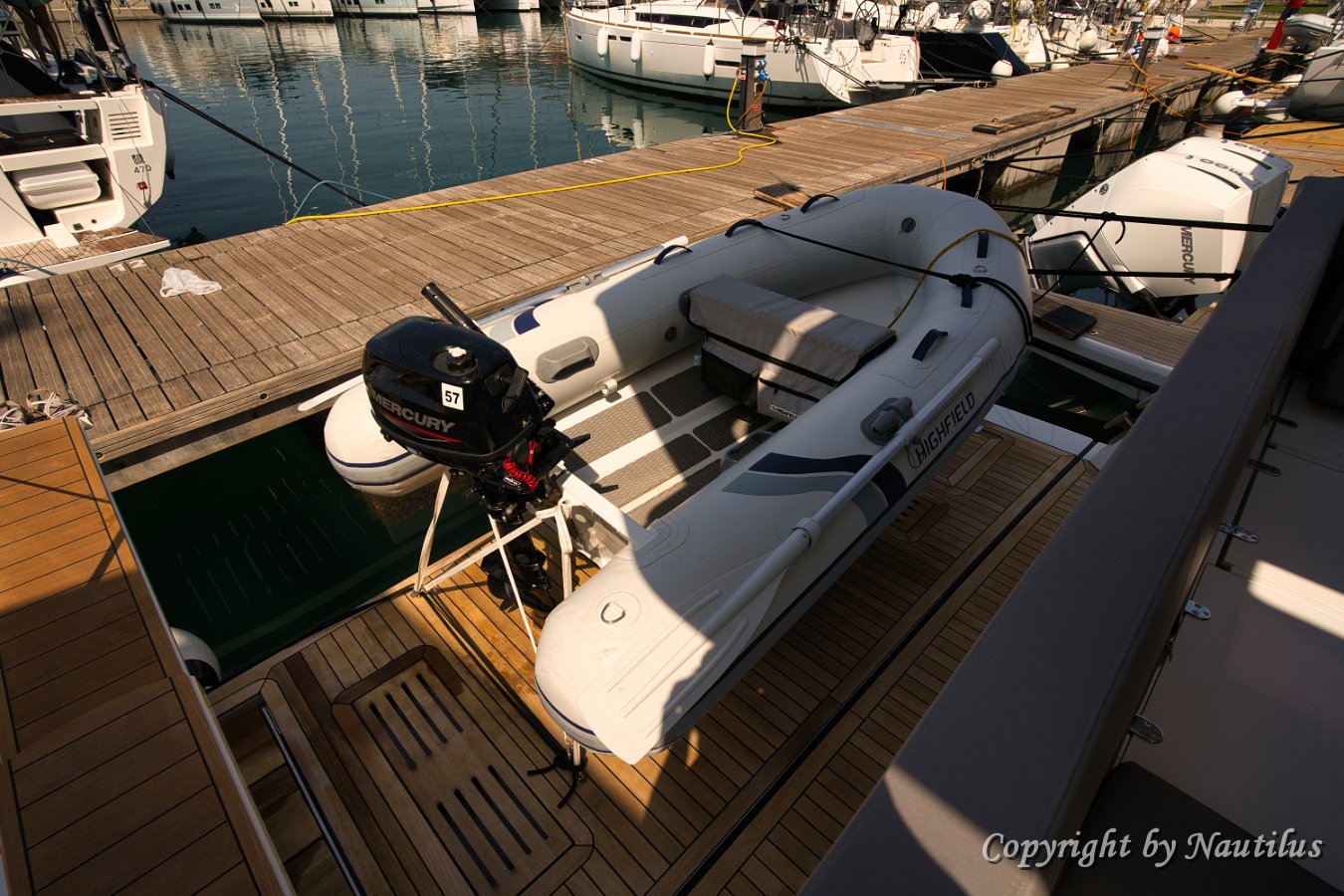 Piattaforma Idraulica Grande piattaforma da bagno, ideale per nuotare o per il tender durante il charter.