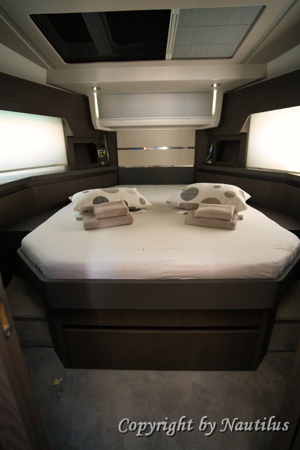 Suite Armatoriale - Sealine F430 Spaziosa cabina principale con letto a isola e grandi finestre sullo scafo.