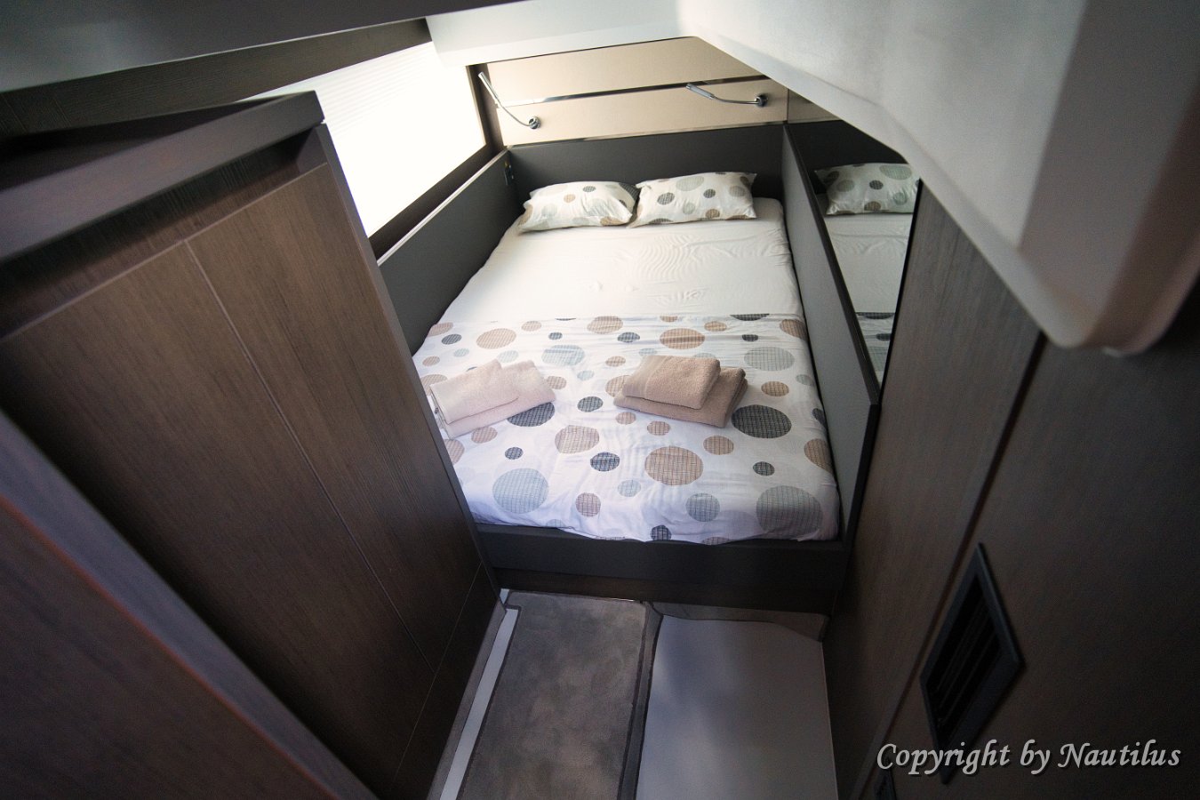 Cabina Ospiti Dritta Sealine F430 Terza cabina con due letti, massimizza la capacità di questo Sealine F430.