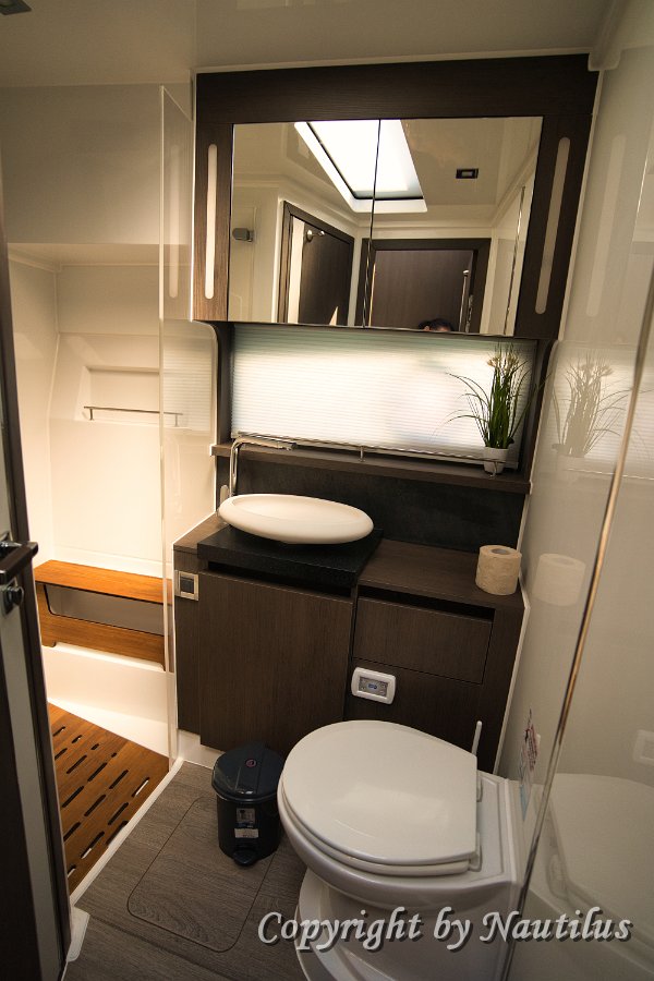 Bagno Privato Bagno moderno con box doccia separato per privacy e comfort.