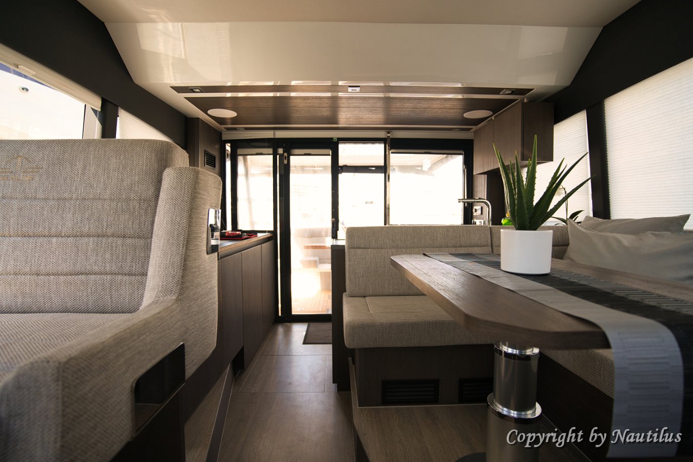 Salone Panoramico su "Grace II" Ampia zona giorno con vista a 360 gradi, perfetta per socializzare durante la crociera.