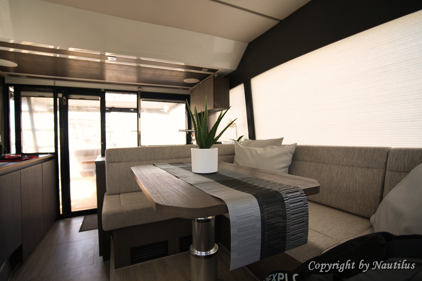 Sealine F430 - Design d'Interni Comodi divani e tavolo regolabile rendono il salone il luogo ideale per cenare.