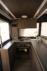 Cucina Attrezzata Sealine F430 Cucina funzionale con ampio spazio e elettrodomestici di alta qualità sul Sealine F430.