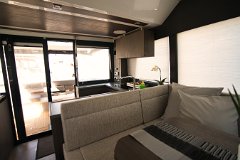 Salone Open Space - Sealine F430 Grandi porte a vetri collegano l'interno con il pozzetto di poppa in un unico spazio.