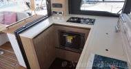 Sealine F430 - kitchen