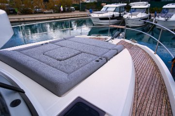 Sonnenliege auf der Motoryacht 'Swift Home' Großes Sonnenpolster auf dem Vordeck des Trawler 41, der ideale Ort zum Entspannen in einer ruhigen Bucht.