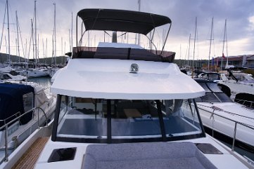 Bugansicht Swift Trawler 41 Fly Blick vom Bug der 'Swift Home' nach achtern. Beachten Sie die für Trawler typische vertikale Windschutzscheibe.