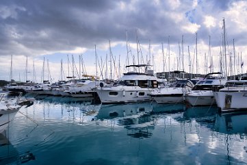 Beneteau Swift Trawler 41 Fly 'Swift Home' in der Marina Pirovac, Sibenik Das Motorboot 'Swift Home' am Liegeplatz, bereit für das Abenteuer. Eine perfekte Beneteau-Yacht zum Chartern.