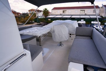 Flybridge-Lounge auf der Beneteau Trawler 41 Das Oberdeck der 'Swift Home' verfügt über einen geräumigen U-förmigen Essbereich mit Panoramablick.