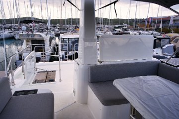 Essen im Freien - Motorboot Trawler 41 Genießen Sie Mahlzeiten unter dem Bimini auf der Flybridge der 'Swift Home', umgeben von der Adria.