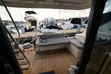 Trawler 41 Charter Pirovac, Sibenik - Cockpit Großzügiger Sitzbereich im Heckcockpit der 'Swift Home', nahtlos mit dem Innenraum verbunden.