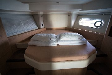 Beneteau Swift Trawler 41 Fly - Eignerkabine Geräumige Eignerkabine auf der 'Swift Home' mit großem Inselbett und elegantem Design.